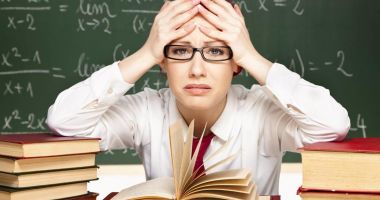 Stire din Cultură-Educație : Avalanșă de îmbolnăviri în rândul profesorilor. Decât să distrugem economia, mai bine merg elevii degeaba la școală