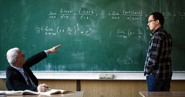 Stire din Cultură-Educație : Bătălie pe gradația de merit. "Școala nu mai oferă perspectiva unui trai mai bun!"