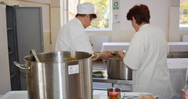 Stire din Social : A fost publicată lista cu unităţile alimentare în care pot fi folosite cardurile pentru mese calde