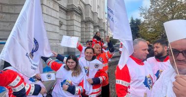 Le-a ajuns cuţitul la os! Ambulanţierii au ieşit în stradă ca să-şi ceară drepturile - 2