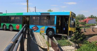 IMAGINI INCREDIBILE / Autobuz la un pas de prăbușire de pe podul de la Butelii - 6