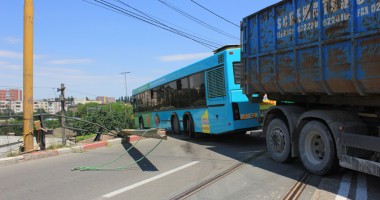 IMAGINI INCREDIBILE / Autobuz la un pas de prăbușire de pe podul de la Butelii - 7