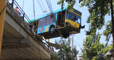Stire din Eveniment : Șoferul autobuzului RATC care era să plonjeze de pe podul de la butelii nu a vrut să se interneze