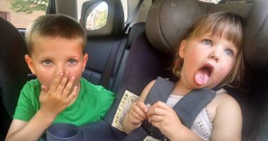 Stire din Sănătate : Copilului îi este rău în mașină? Cum se poate preveni această stare