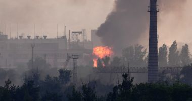 Stire din Actualitate : Rușii dau ultimatum apărătorilor uzinei Azot. Zelenski: "Este vital să rezistăm în Donbas"