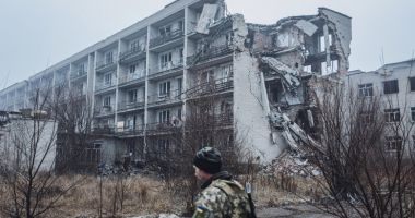Stire din Actualitate : Bătălia pentru Donbas a început. Oficial ucrainean: "Nu mai e niciun oraș unde să fii în siguranță"