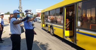 Stire din Eveniment : Polițiștii de la Rutieră, în control pe autobuzele CT BUS: "Purtați măști?"