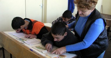 Stire din Cultură-Educație : "Cine dracu’ poate să-i țină în frâu pe elevi fără pedeapsă?"