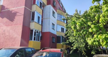 Stire din Eveniment : Spațiul verde din fața blocului, motiv de dispută între vecini. "Și-a făcut terasă privată și țarc pentru câine!"