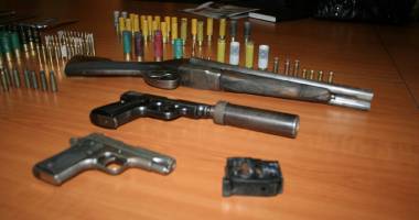 Stire din Eveniment : Cu ce sunt recompensați polițiștii curajoși: baionete și pistoale  de colecție!
