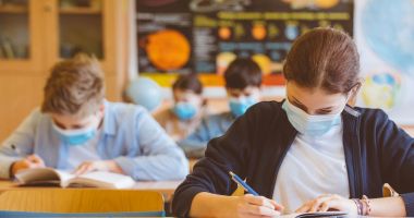 Un nou an școlar cu măști - ba textile, ba sanitare, cu scenarii și excepții, cu vaccinări versus testări - 2