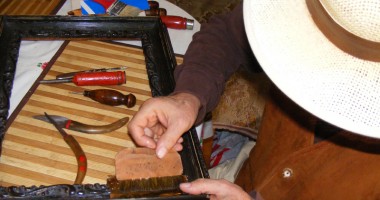 Omul care reface, din resturi, mobilier de artă - 2