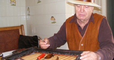 Stire din Cultură-Educație : Omul care reface, din resturi, mobilier de artă