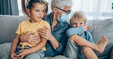 Bunicii se răzvrătesc! „Am fost mințiți că vom fi vaccinați primii!” - 2