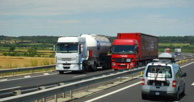 Stire din Economie : Transportatorii, obligați să bage mâna mai adânc în buzunar. Cât vor plăti pentru rovinietă