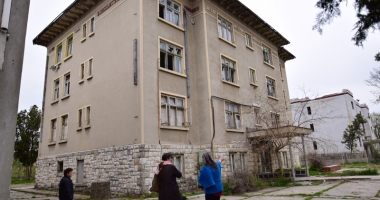 Stire din Cultură-Educație : Devastată și lăsată pradă dezastrului! Invazia romilor, în loc de educație