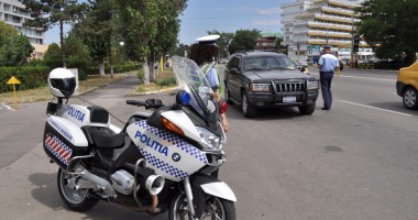 Stire din Eveniment : Turiștii care fac naveta pe litoral pun la treabă Poliția Rutieră