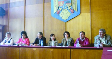 Stire din Politică-Administrație : Angajații din primării, în pragul disperării: "Nu poți trăi cu 800 lei pe lună"