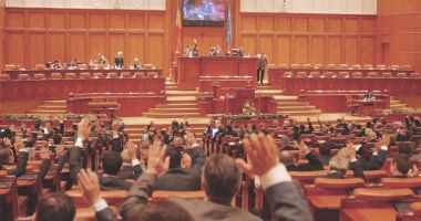 Stire din Politică-Administrație : Aleşii locali deschid şampania! Parlamentarii le-au mărit salariile ca să ţină steagul sus la alegeri