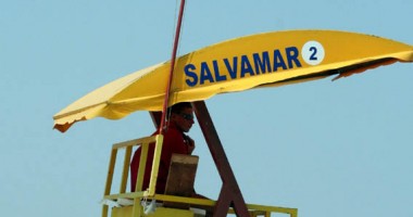 Cine salvează turiștii de la înec? Salvamarii, pasați în ograda primăriilor - 2