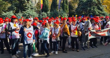 Stire din Social : Cadrele medicale, "cocoşate" de neajunsuri, cer salarii mai mari