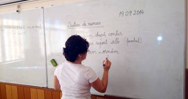 Stire din Cultură-Educație : Directorii și profesorii scapă de birocrație și elevii de… materii