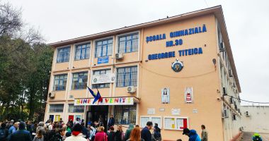Stire din Cultură-Educație : Revoltă la Școala nr. 30! Pretențiile unui părinte afectează elevii rămași fără profesor