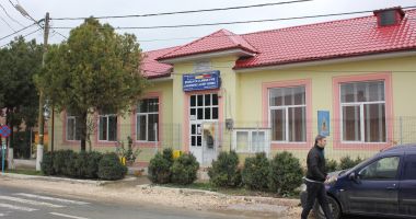 Stire din Social : Automutilarea, motiv ca elevii să fie lăsați repetenți, în școala din Corbu