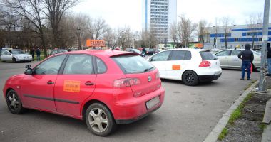 Stire din Eveniment : Examenul pentru permisul auto, picat pe bandă rulantă! De ce nu  sunt trase la răspundere școlile auto?