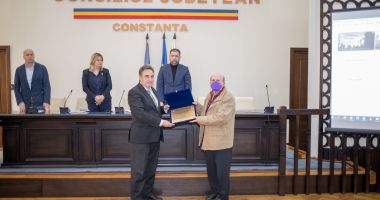 Stire din Politică-Administrație : Consilierii judeţeni de la malul mării au votat. Paul Andreescu, cetăţean de onoare al judeţului Constanţa