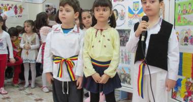 Preșcolarii de la "Perluțele Mării" au dat mână cu mână, de Ziua Unirii - 4