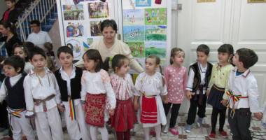 Preșcolarii de la "Perluțele Mării" au dat mână cu mână, de Ziua Unirii - 5
