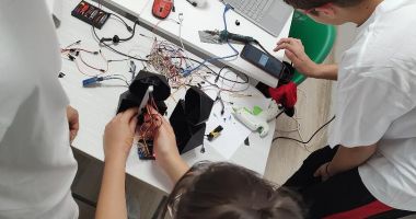 S-a retras din învățământ, dar nu și de lângă elevi! Iată cum face un profesor performanță în informatică - 3
