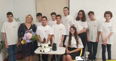 Stire din Cultură-Educație : S-a retras din învățământ, dar nu și de lângă elevi! Iată cum face un profesor performanță în informatică