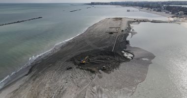 Soartă pecetluită pentru Pasarela Regală din Mamaia. Monumentul, îngropat în nisip - 2