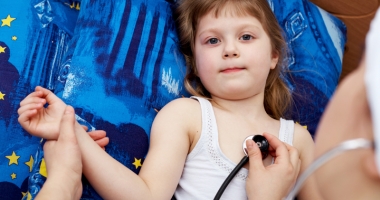 Stire din Sănătate : Atenție mare la copiii cu alergii! Dacă sesizați semne de șoc anafilactic, sunați urgent la 112