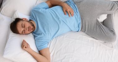 Stire din Sănătate : Pacienţii cu dureri lombare trebuie să aibă grijă de ei şi când dorm