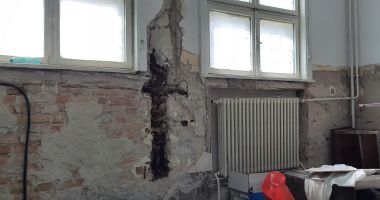 Câtă rezistenţă! Clădirea din port a Spitalului Căi Ferate, pe piloni şi sub nivelul mării de peste opt decenii! - 5