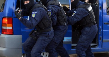 Stire din Eveniment : Cine se află în spatele cagulelor și cu ce "jucării" îți bat la ușă