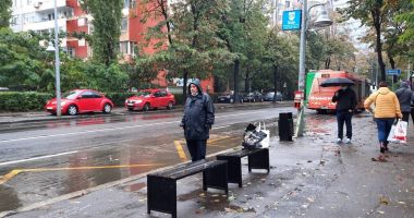 Supărare mare în rândul călătorilor! „Tremurăm în ploaie, nu avem refugii în stațiile de autobuz!” - 2