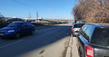 Strada pe care pietonii sunt în pericol. „Riscăm în orice moment să ajungem sub roțile unei mașini!” - 4