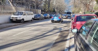 Strada pe care pietonii sunt în pericol. „Riscăm în orice moment să ajungem sub roțile unei mașini!” - 2