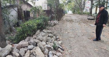 Stire din Social : Potecă de groază în zona Casei de Cultură: pietroaie, gunoaie și sârmă ghimpată!