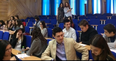 Stire din Cultură-Educație : "Decât să rămân în țară să profesez, mai bine returnez contravaloarea studiilor"