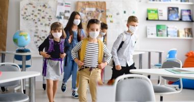 Stire din Cultură-Educație : Sună clopoţelul! Şcoli şi grădiniţe în şantier şi doar jumătate din profesori vaccinaţi
