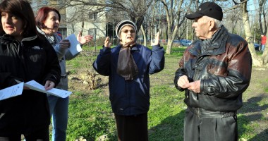 Stire din Social : Constănțenii se luptă pentru spațiul verde dintre blocuri