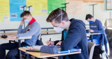 Stire din Cultură-Educație : Tăieri drastice de clase a IX-a. „Elevii vor fi aruncaţi într-o luptă pe locuri!”