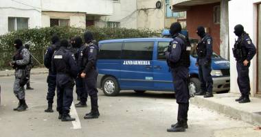 Violență fără margini! Își tâlhăreau victimele în plină stradă - 2
