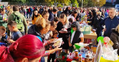 Impresionanta sumă strânsă la târgul de toamnă al Școlii nr. 16 va ajunge și la trei copii orfani - 2