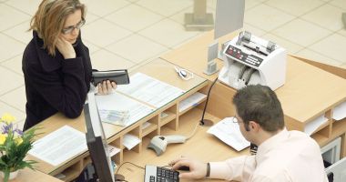 Stire din Economie : Ținem banii la ciorap sau îi investim? Care este cea mai sigură și mai profitabilă metodă?